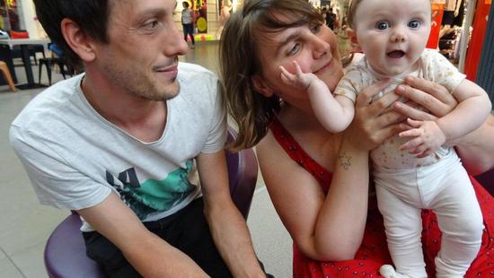 法国女子公共场所哺乳4月女婴 被斥应感到羞耻