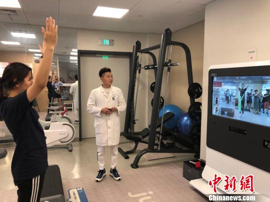 江苏省人民医院健康管理中心医生对体检者进行运动指导，做平衡能力训练。　郭亚楠 摄