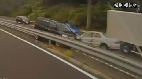 日本70岁“老司机”开车逆行 致7车连环相撞被捕