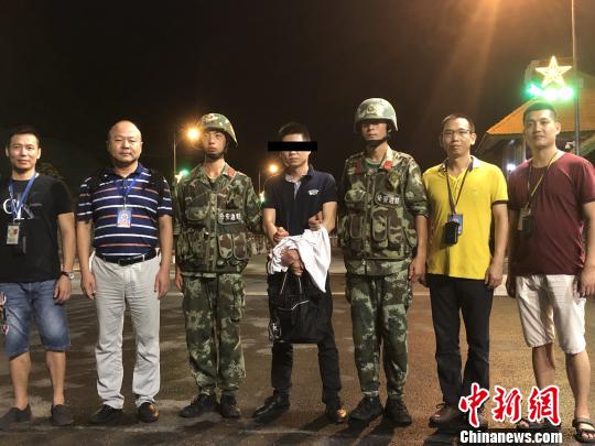 深圳警方抓获外逃犯罪嫌疑人刘某 警方供图 摄