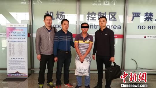 涉嫌合同诈骗案外逃疑犯刘某在老挝被成功缉捕遣返 警方供图 摄