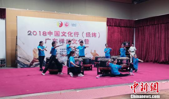 中国侨网学员们表演禅武二十四节令鼓　沈钊　摄