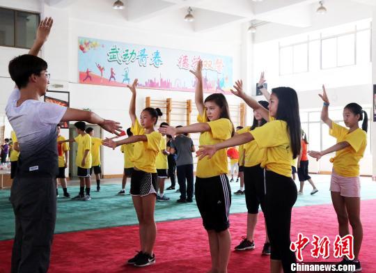 夏令营期间，营员们将在烟台学习中国的民族舞蹈、武术、剪纸等。张玉雷 摄