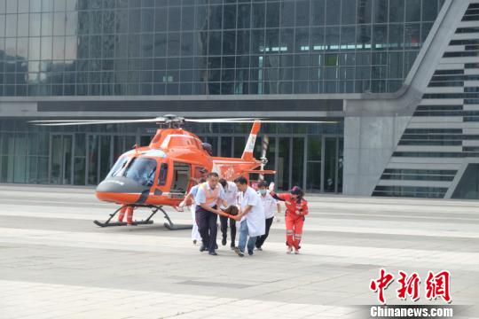 贵州警保合作首次引入专业直升机救援服务