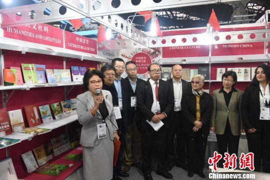 图为中国图书进出口(集团)总公司项目管理部经理汪芳(左一)主持赠书仪式。　莫成雄 摄