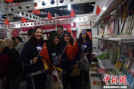 图为巴西青年学生参观中国图书展台。　莫成雄 摄