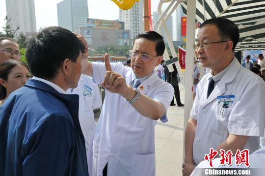 图为青海省人民医院组织百名医师在市区广场义诊。(资料图) 朱建军 摄