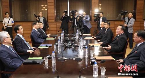 8月13日，韩朝双方在板门店朝方一侧举行今年第四场高级别会谈。图为会谈现场。(联合采访团供图)