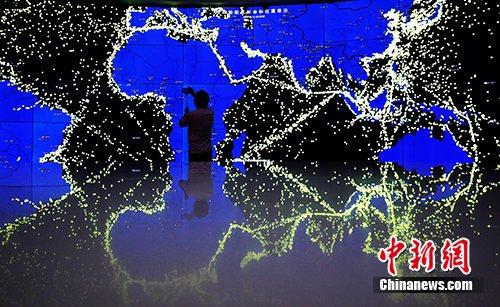 全球船舶实时坐标位置显示图夺人眼球。<a target='_blank' href='http://www.chinanews.com/'>中新社</a>记者 汤彦俊 摄