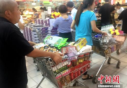 民众在超市购物。<a target='_blank' href='http://www.chinanews.com/'>中新社</a>记者 吕明 摄