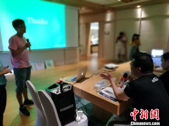 来自台湾的创业导师正在对计划中的不足进行指点。钟升 摄