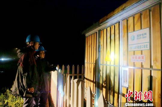 国网岱山县供电公司电力员工对电力设施进行巡检排查。　汤志成 摄