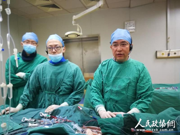 柳景华（右）教授团队在CTO-PCI手术中