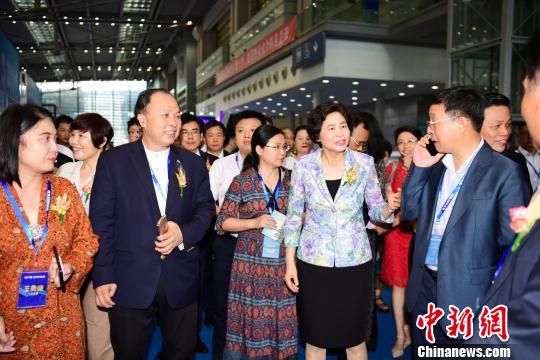 广东省侨办主任庞国梅(右二)来到侨交会展馆参观。　陈文 摄