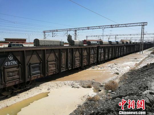 截至8月21日9时，受兰新线、兰青线水害影响，中国铁路兰州局集团有限公司近100列客货列车出现不同程度晚点。　杞民 摄