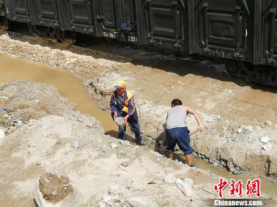 图为中国铁路兰州局集团有限公司嘉峪关工务段职工整治水害。　杞民 摄