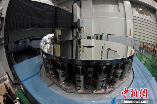 中科院长春光机所研制成功的直径4.03米口径高精度碳化硅非球面反射镜。　孙自法 摄