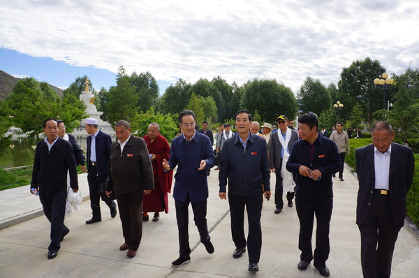 2018年8月，全国政协民族和宗教委员会“藏传佛教人才培养”调研组在西藏佛学院调研（1）