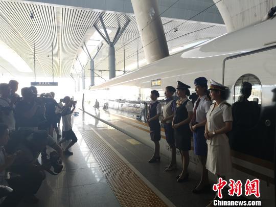 图为由杭州开往北京的“复兴号”列车。　张煜欢 摄