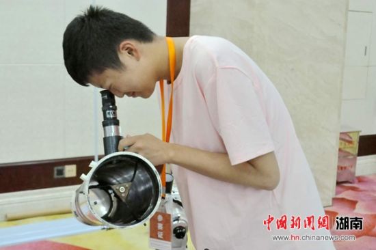 来自西藏拉萨中学的尹晓峰展示自制的天文望远镜。