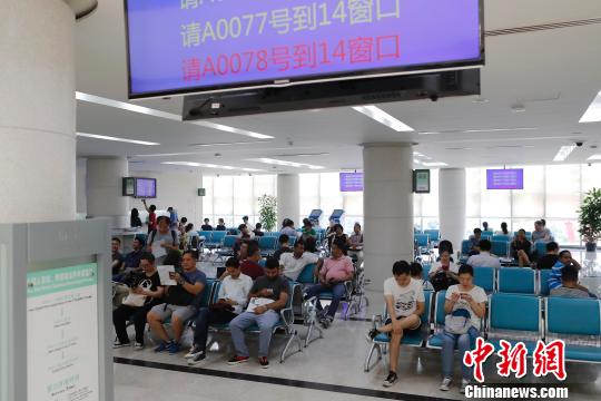 民众正在上海市公安局出入境管理局内，等待办理相关业务。　殷立勤 摄