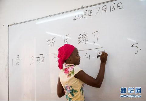 △2018年7月18日，塞内加尔达喀尔大学孔子学院的学生在听写汉字。图片来源：新华社