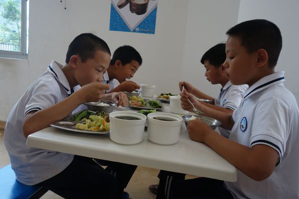 图6：岩山中学学生享用学校复办后的第一顿午餐