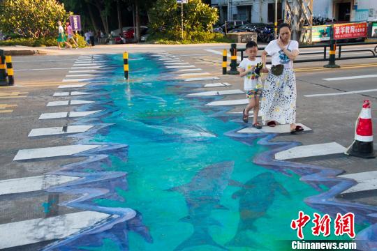“海洋世界”现身路面海口首条3D斑马线获市民称赞