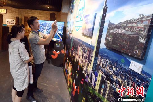 闽台家园台湾青年创新创业基地内设置的AR多媒体互动装置区关于台湾的十大美景介绍吸睛。记者刘可耕 摄