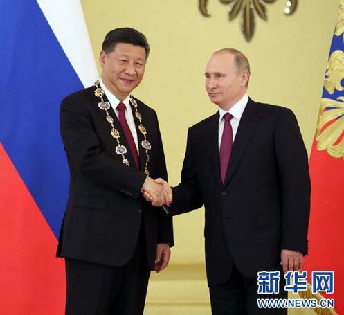 2017年7月，普京向习近平授予俄罗斯国家最高勋章“圣安德烈”勋章。来源：新华网