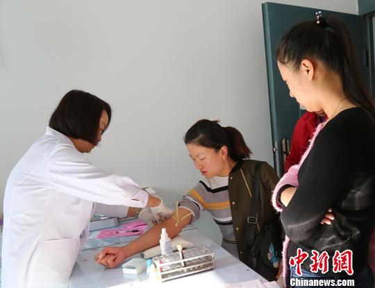 新疆兵团第十师一八五团为待孕夫妇做免费孕前优生健康检查。　杨东东 摄