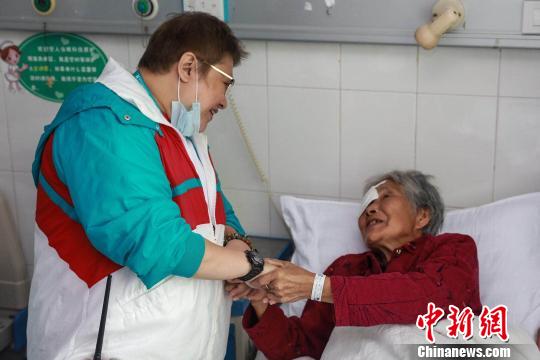 “韩红爱心·百人援陕”行动启动以来，眼科专家团队已在汉阴县新建成的复明中心完成102人次白内障复明手术。图为韩红看望日前接受手术的老人。　肖欣 摄