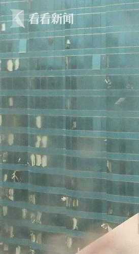 山竹致香港多栋大厦玻璃窗尽毁 杂物漫天飞舞