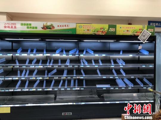 图为16日，南宁一家沃尔玛超市内被购空的果蔬菜架。　钟欣 摄