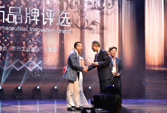 中国工程院院士陈建峰（中）为安翰光电技术（武汉）有限公司董事长吉朋松（左）颁发“最具临床价值创新医疗器械奖”