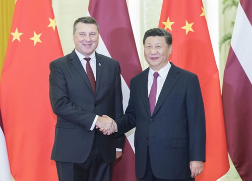 9月18日，国家主席习近平在北京人民大会堂会见来华出席夏季达沃斯论坛的拉脱维亚总统韦约尼斯。