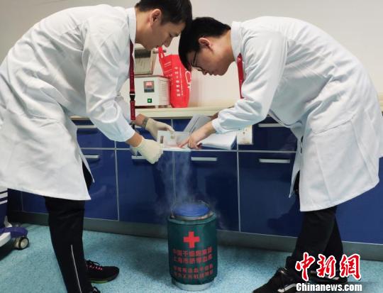 中国干细胞集团临床服务人员带上装载着小伟豪弟弟脐带血造血干细胞的液氮罐，抵达唐都医院。　芊烨 摄