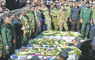 伊朗24日为在22日阅兵活动中遭遇恐袭的遇难者举行葬礼，伊朗革命卫队副司令发誓要报复美国、沙特、以色列。