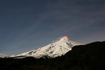 智利一座火山出现活跃迹象 熔岩照亮火山口