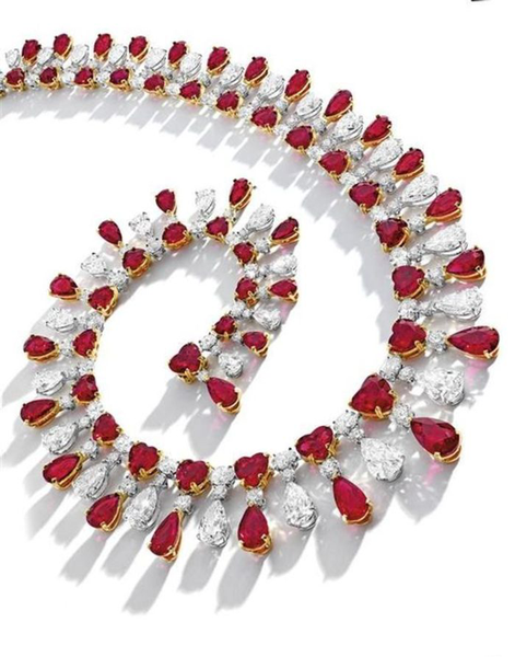 红色皇者项链镶嵌总重104.51克拉的60颗天然‘鸽血红’缅甸红宝石。