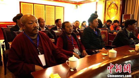 本期藏族传统雕塑传承人群培训班学员有部分为寺庙僧侣。　江飞波 摄