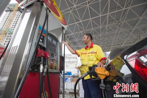 资料图为山西太原一加油站，工作人员正在加油。<a target='_blank' href='http://www.chinanews.com/'>中新社</a>记者 张云 摄