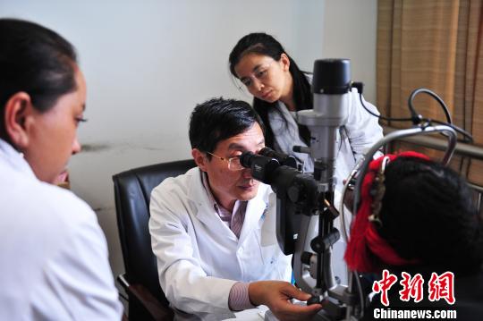 图为9月27日，北京同仁医院眼科专家为西藏自治区眼疾患者进行会诊筛查。　张伟 摄