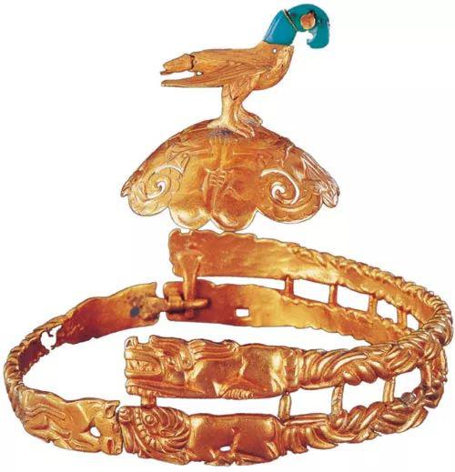 鹰顶金冠饰 战国 冠高7.1厘米，额圈直径最宽22厘米 内蒙古博物院藏