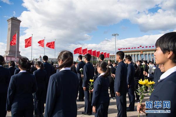 9月30日，烈士纪念日向人民英雄敬献花篮仪式在北京天安门广场隆重举行。 新华社记者翟健岚 摄