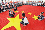 江西小学生千条红领巾拼巨型国旗迎国庆