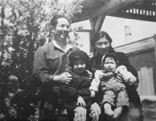     朱瑞和妻子潘彩琴、两个女儿在哈尔滨合影