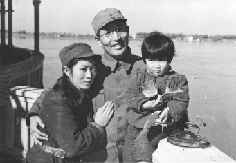     朱瑞与妻子潘彩琴、大女儿朱淮北在哈尔滨时的合影