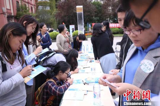 上海市卫生计生委和上海市教育委员会联合举办了一场以“新生代、心健康”为主题的大型宣传活动。　芊烨 摄