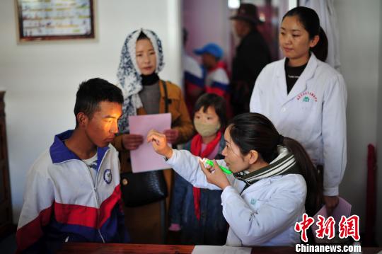 图为中国儿基会儿童健康教育与医疗扶贫专项基金首个“耳聪目明计划”医疗点10日在拉萨正式启用。首都医科大学附属北京儿童医院眼科专家为拉萨市中小学生进行复诊。　张伟 摄